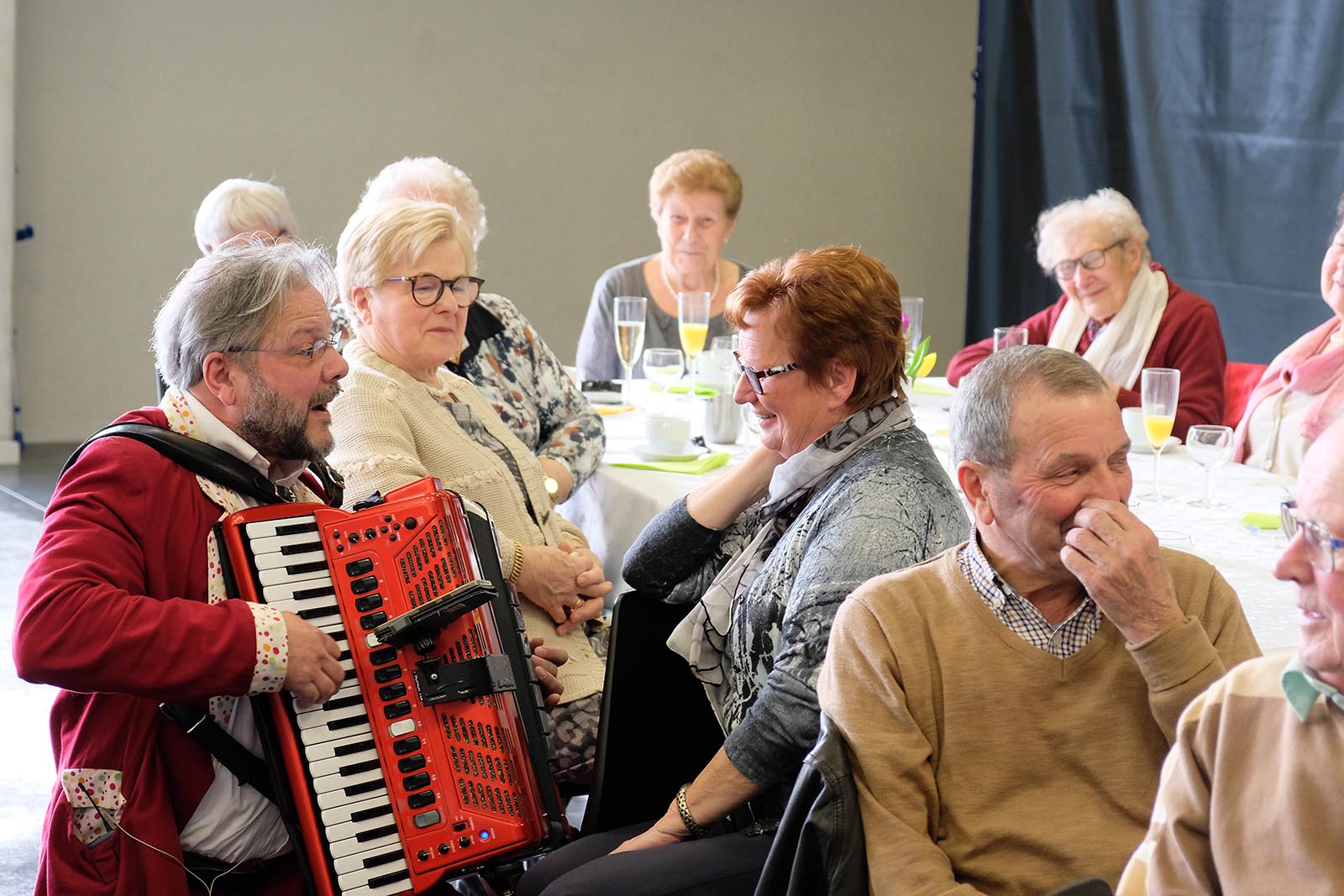 Olijke Vrolijke Meezingers Accordeonist speelt liedjes om mee te zingen Ambiance en dansen Olijke Vrolijke Meezingers Accordeonist speelt liedjes om mee te zingen Ambiance en dansen